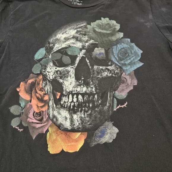 Guess Men Large Skull Grunge Skull Roses Black Goth Graphic Short Sleeve Tee - Picture 3 of 8